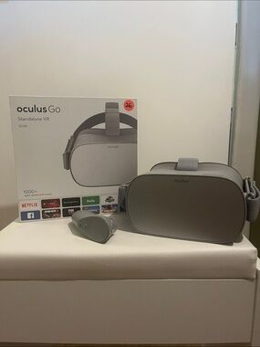 Oculus Go Standalone VR Headset in Light Gray with Controller